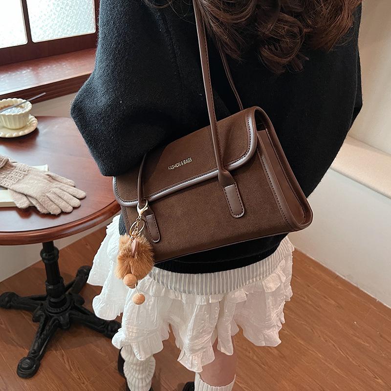 French niche bag women's 2025 autumn new trendy texture shoulder bag foreign style portable baguette armpit bag