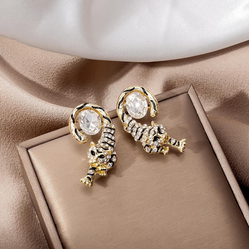 Premium Sense Cold Exaggerated Metal Pleated Geometric Earrings, Personalized Retro French Flower Peach Heart Earrings