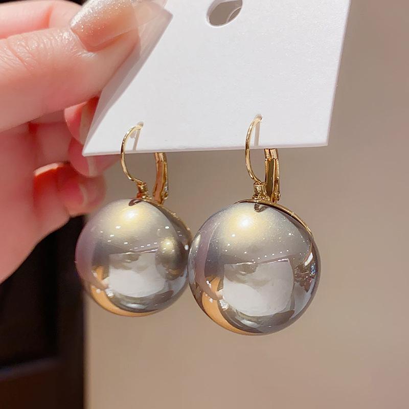 Simple and fashionable large pearl ear buckle French exaggerated personality design earrings niche new versatile earrings women