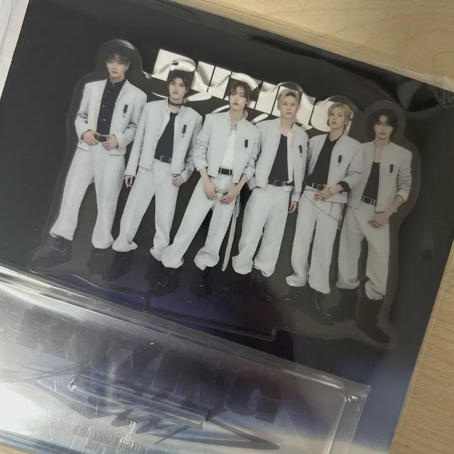 

Акриловый стенд Riize