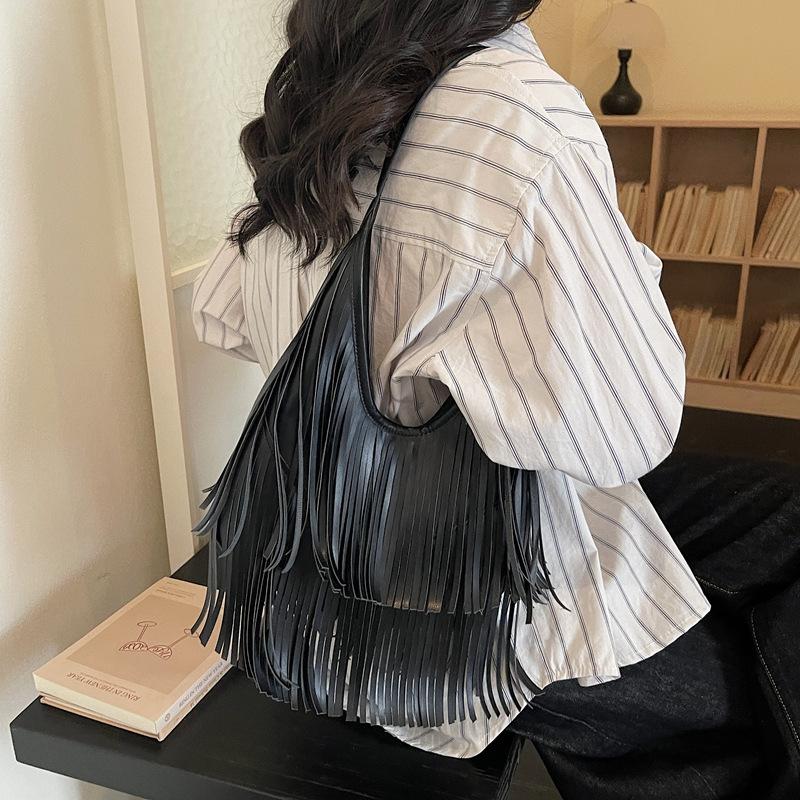 Large-capacity commuter fringed bag women's 2026 spring new retro go out hand carry shoulder armpit bag