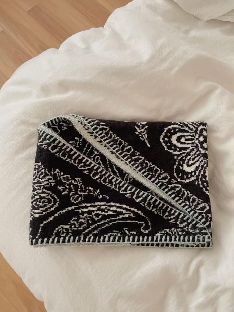 Dongdaemun Korean version retro cashew flower jacquard double-sided knitted triangle scarf shawl scarf women's headscarf skirt curtain fart curtain