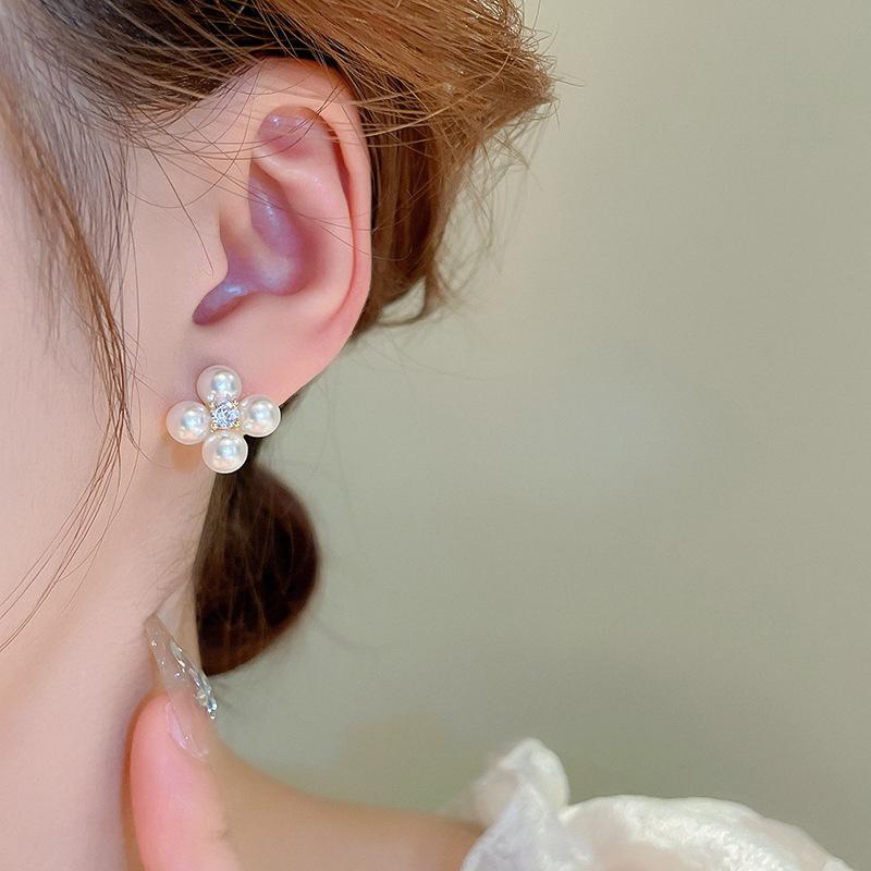 1Pair Simple Flower Pearl Sweet Earrings Trendy White Imitation Pearl Earrings For Women Elegant Bridal Wedding Jewelry