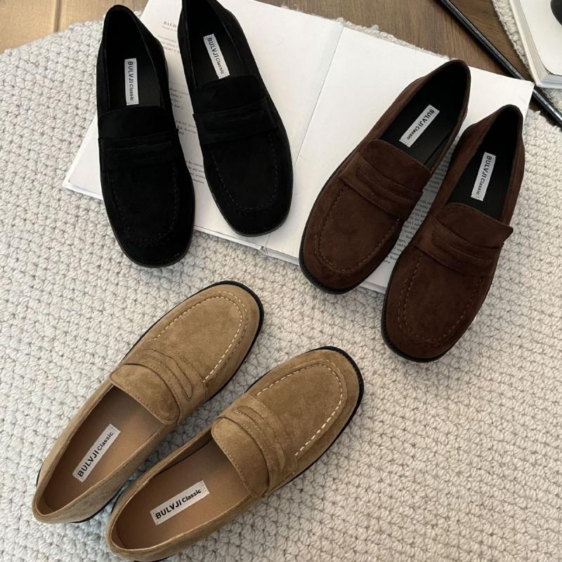 Fashion Spring And Autumn Retro Female Loafers 2025 New Style Roman Flat Heel Comfortable Versatile Slip On Cow Suede Women Flat Shoes
