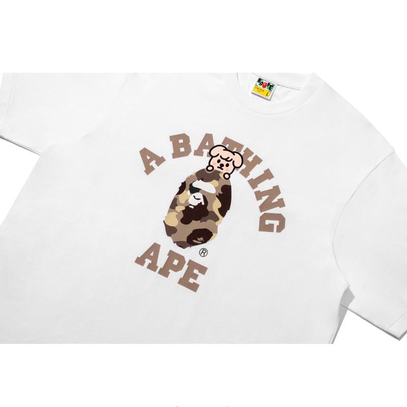 [FORHÅNDSBESTILLING] STRAY KIDS × BAPE – PuppyM COLLEGE T-SKJORTE (Seungmin Ver.)