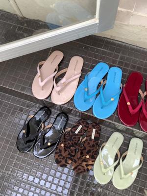 Fashion Low Rivet Beach Shoes Woman's Slippers Luxury Slides Rubber Flip Flops Sabot 2025 Flat Designer Hawaiian Summer Soft Metal Decor