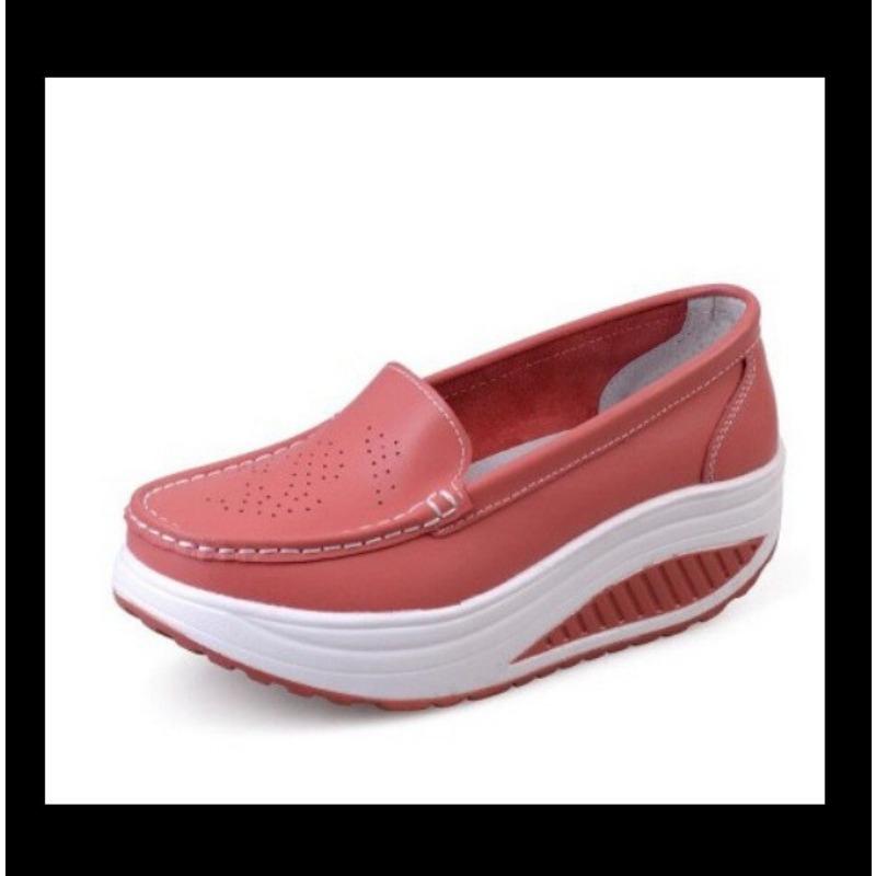 Женская обувь из натуральной кожи на нескользящей платформе 42 1915₽