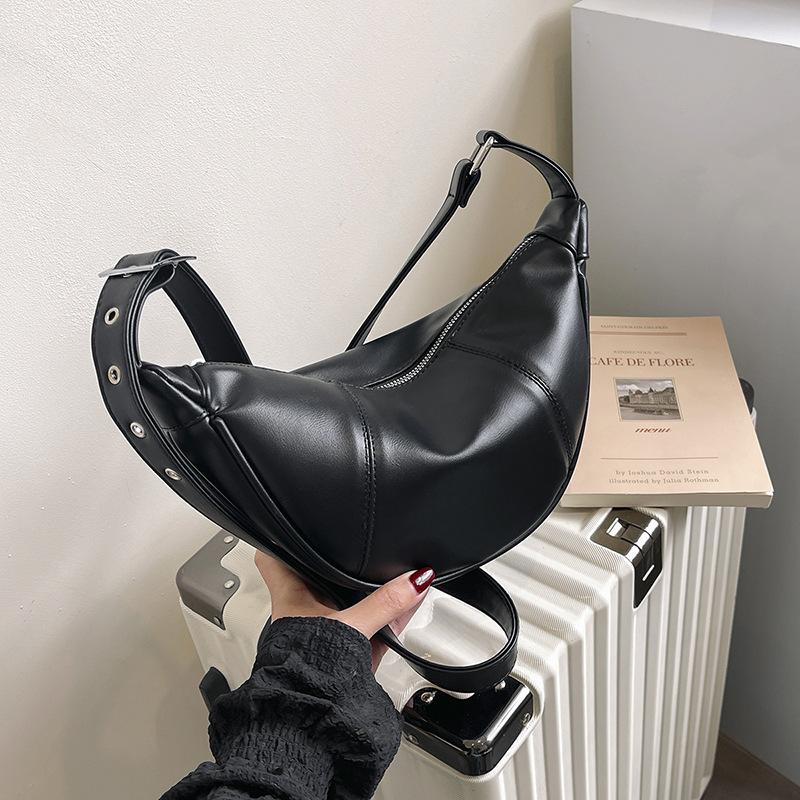 

Korean niche design underarm bag women s 2025 autumn and winter new high-end bag silver portable shoulder messenger bag