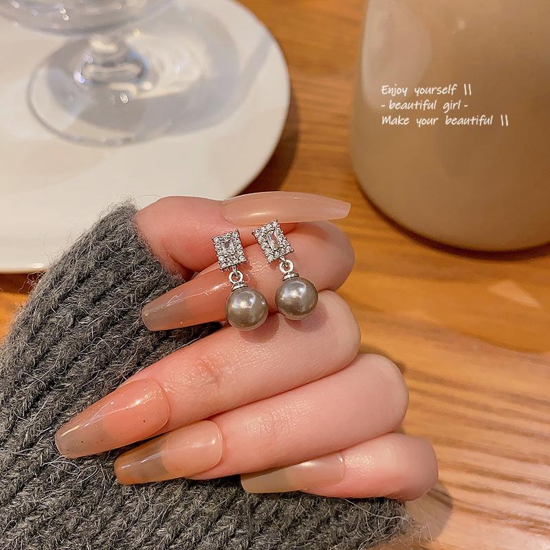 

Квадратные серьги из высококачественного серебра 925 пробы с цирконием и подвеской из серебристо-серого жемчуга