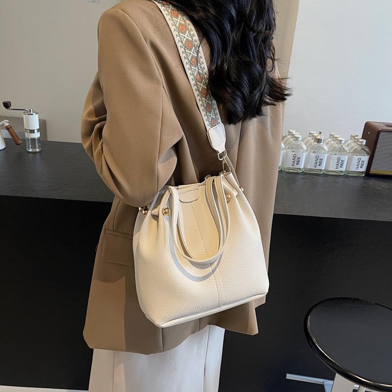 

Темпераментная маленькая сумка с широким плечевым ремнем женская 2025 новая модная модная сумка на плечо сумка кроссбоди сумка-ведро 22*13*22 покинуть белый