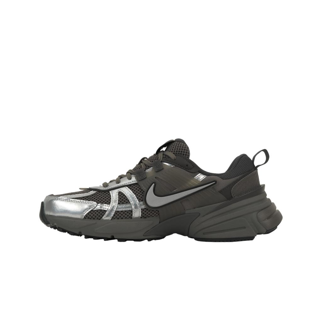 Nike V2K Run Cave Stone Plata Metálico Zapatillas de Hombre Marrón Plano-Estaño Ceniza Media HQ1678-200