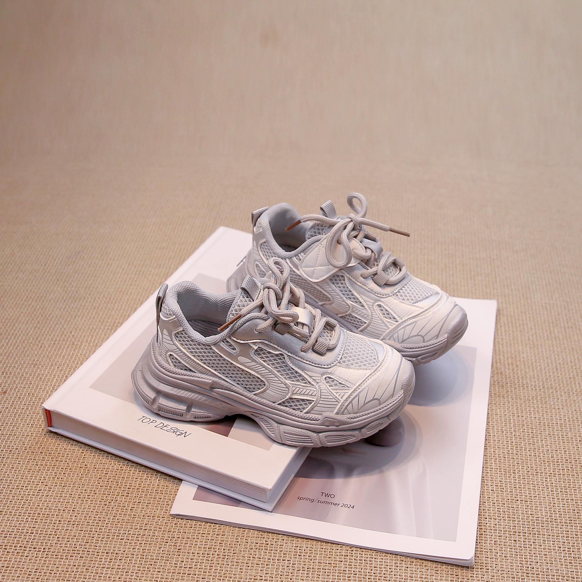 

Девочкины кроссовки «папины кроссовки» весна и осень 2025 новые детские кроссовки для детей среднего и старшего возраста летние сетчатые дышащие спортивные кроссовки нескользящие 30 светло-серый