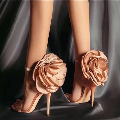 Mode Été 2024 Sandales à Bout Pointu et Ouvert avec Fleurs Roses en Soie Femmes Talons Hauts Noirs Chaussures de Mariage Bal Zapatos Mujer