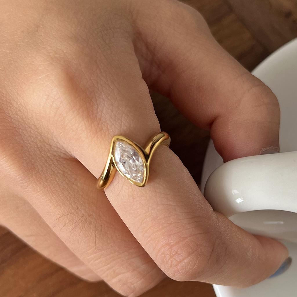 Youthway Klassische Zirkonringe in Pferdeaugenform für Damen Vergoldete Edelstahlringe Modeschmuck Weihnachtsgeschenk