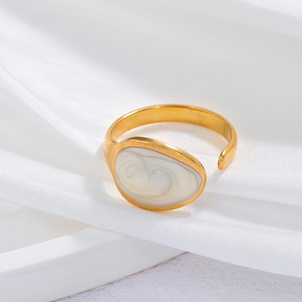 Anello in Acciaio Titanio Placcato Oro - Elegante Stile Ins da Donna con Sensazione di Alta Gamma e Design Semplice, Influenza Europea e Americana.