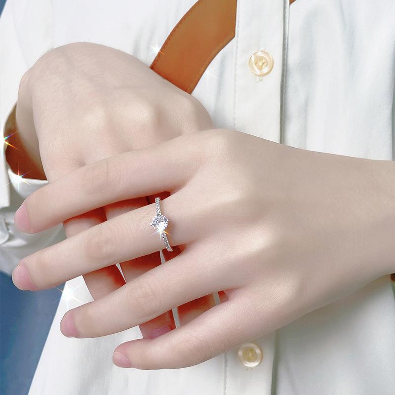Japan und Südkorea Einfache 925 Silber Reihe Diamant Ring Geschlossen Mode Vier-klaue Eingelegten Hohe Carbon Stein Weiblichen Ring
