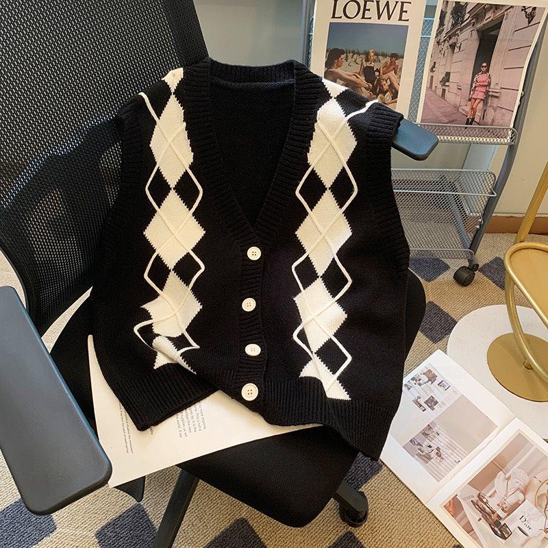 Women's Plus Size V-Neck Argyle Knitted Cardigan Vest: Early Autumn Loose Fit, Button-Up, Slimming Design