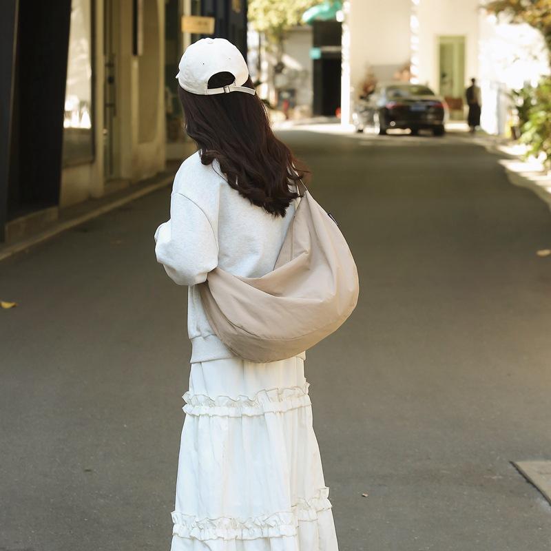 Large Capacity Fashion Dumpling Bag Women's Japanese 2025 Summer New Simple Shoulder Bag Niche Design Messenger Bag