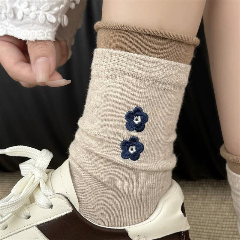 Ladies Autumn Embroidery Small Floral Curls College Wind Mid Tube Pile Pile Cotton Socks