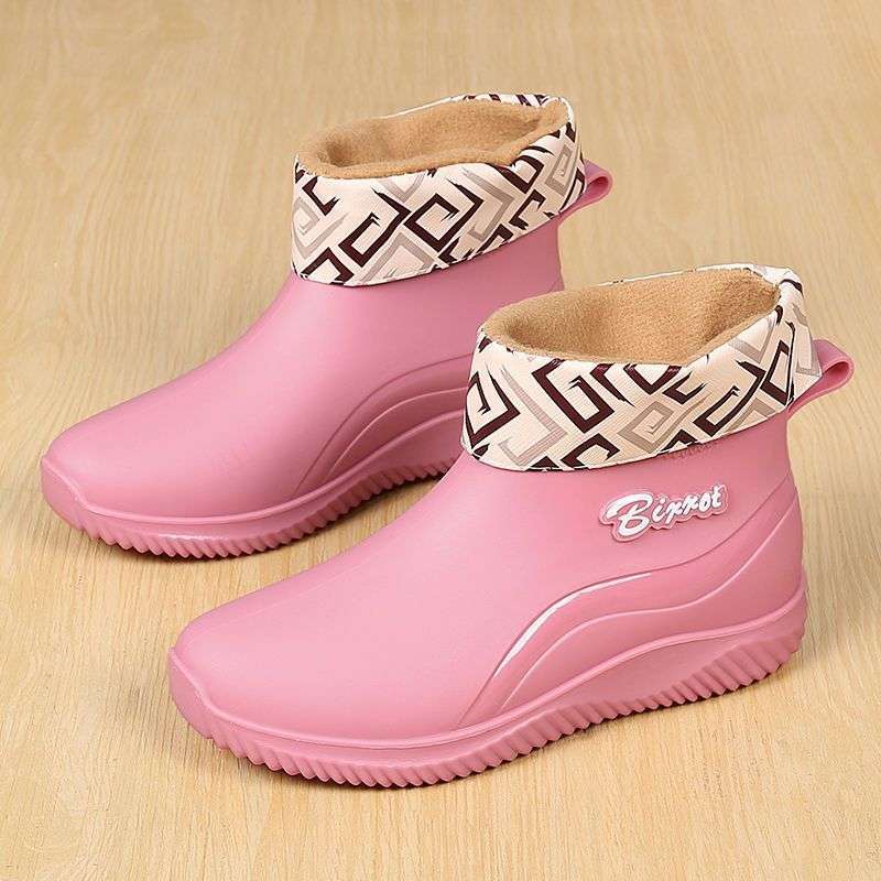 Sapatos de chuva da moda para homens e mulheres usam sapatos de água de cano curto, sapatos de borracha de cano baixo resistentes ao desgaste, quentes para casal, sapatos impermeáveis e antiderrapantes