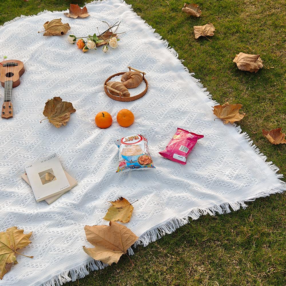 T-grid picnic mat, moisture-proof mat, picnic cloth, outdoor camping blanket, white blanket, beach mat.