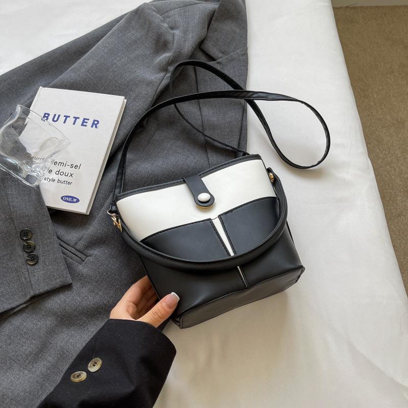 

Сумка через плечо 2024 года, летняя новая модная простая переносная сумка-ведро, повседневная ретро-сумка большой вместимости в иностранном стиле чёрный