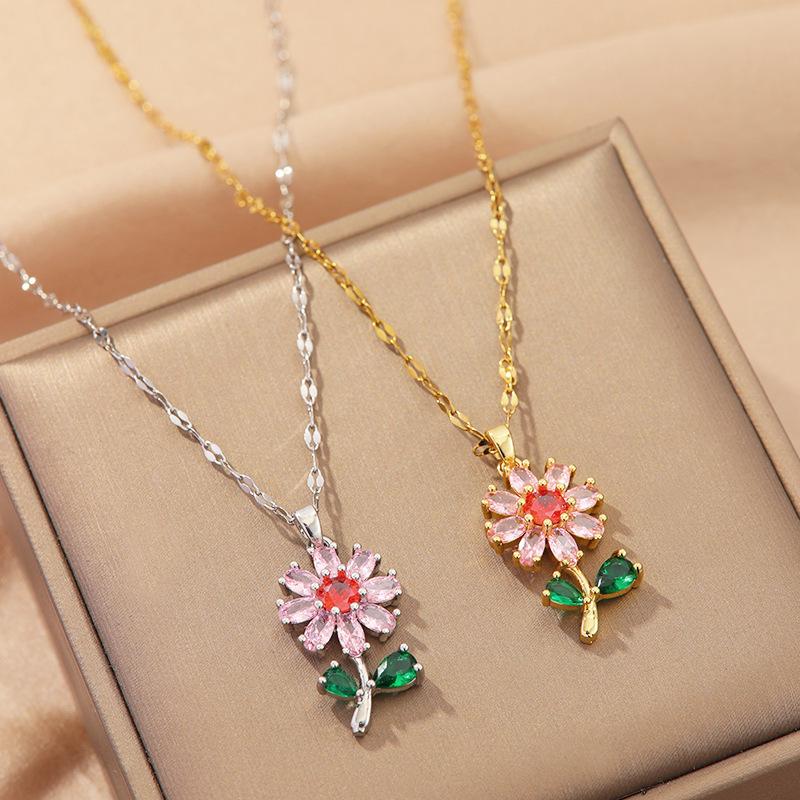 Copper micro-inlaid zircon explosions green leaf sunflower pendant necklace temperament light luxury niche design sense pendant.