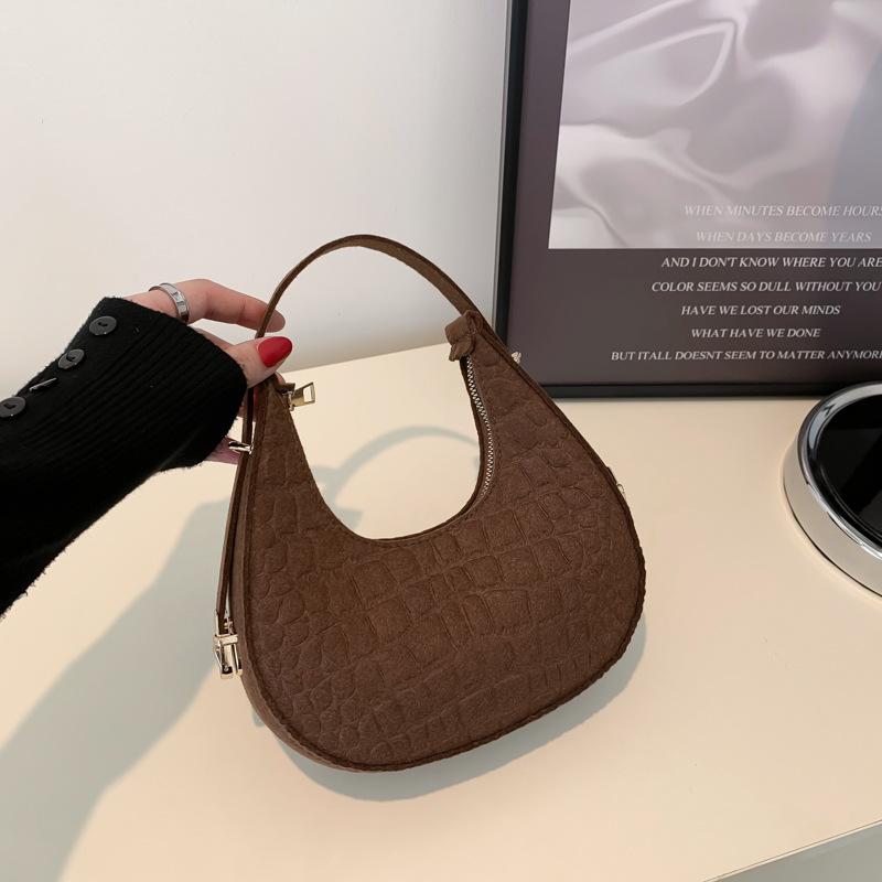 

Маленька жіноча сумка з нішевим дизайном, весна 2024, нова модна однотонна сумка через плече під пахвами, повсякденна проста сумка у формі півмісяця коричневий