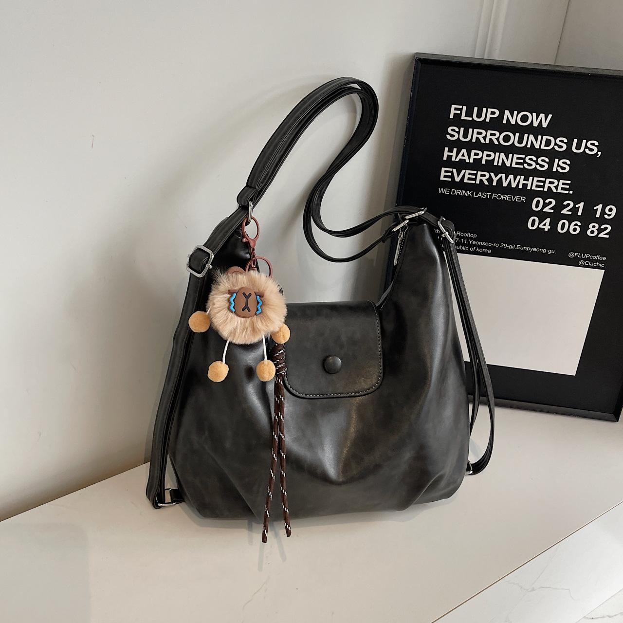 

Niche Retro 2025 Women s Large-Capacity Shoulder Crossbody Bag with Pendant