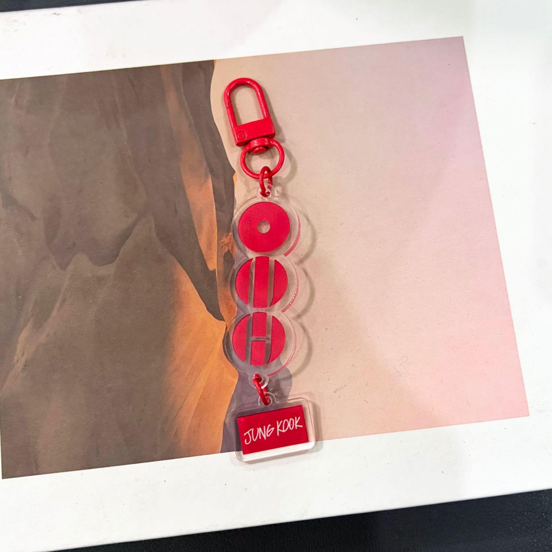 

BTS Member Signature Acrylic Keychain, Red Disc Charm Keyring with Name Tag, Kpop ARMY Fans Bag Accessory JUNGKOOK