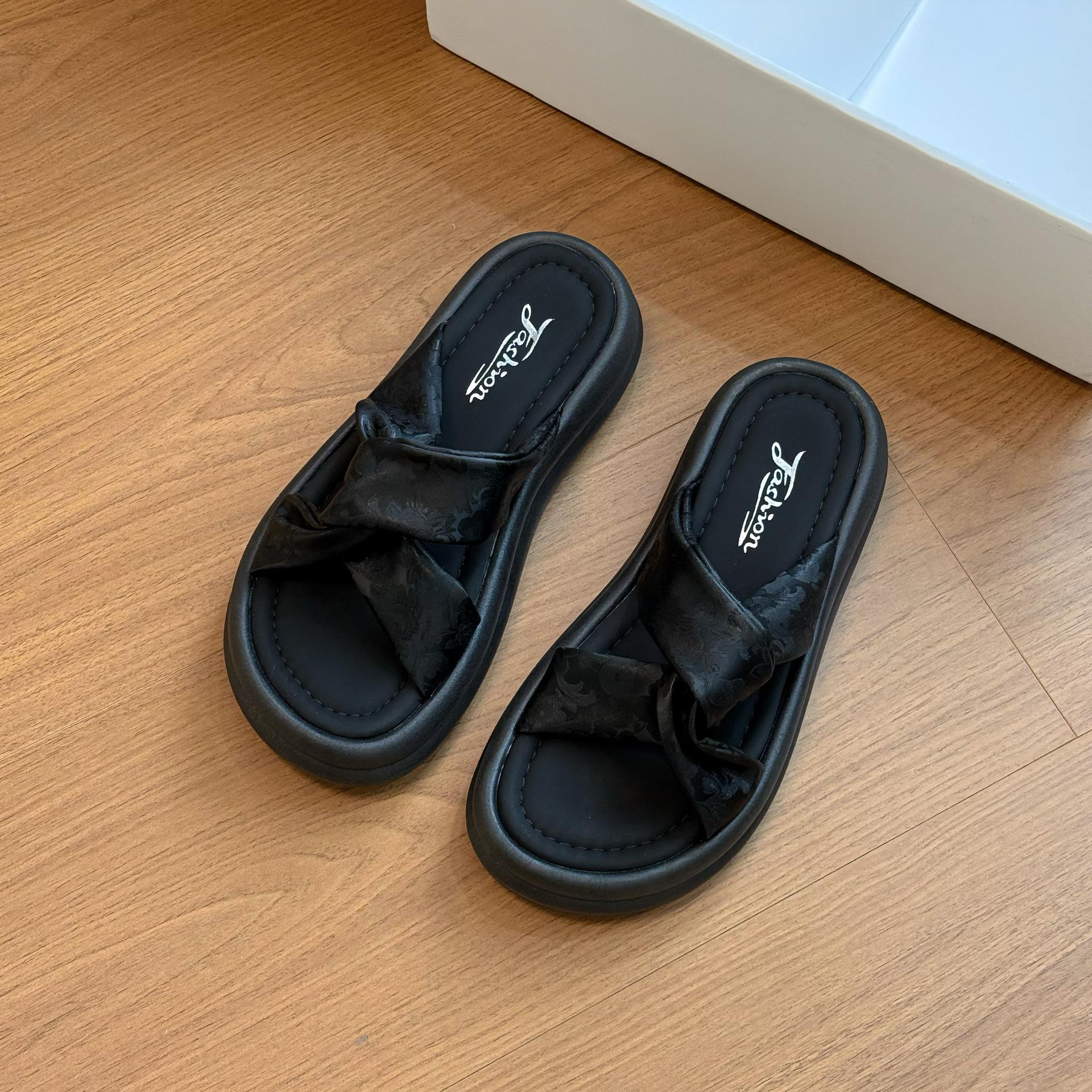 

Stepping on shit thick-soled beach slippers women s shoes 2025 new summer wear exquisite high-end cool slippers with skirts 40 чорний