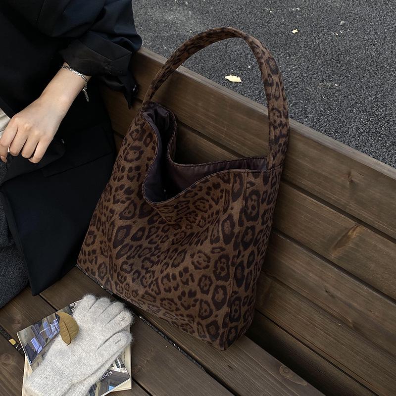 Chic Leopard Print Shoulder Bag: Trendy Versatile Underarm Handbag for Women
