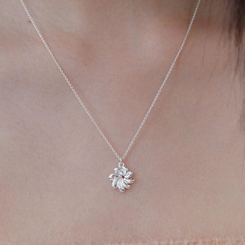 

byweekend Flora necklace silver