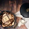 Cocotte Induction Fonte Assaisonnée 30 cm, Dutch Oven 5,7L, Sans PTFE et PFOA Victoria 38458 Noir