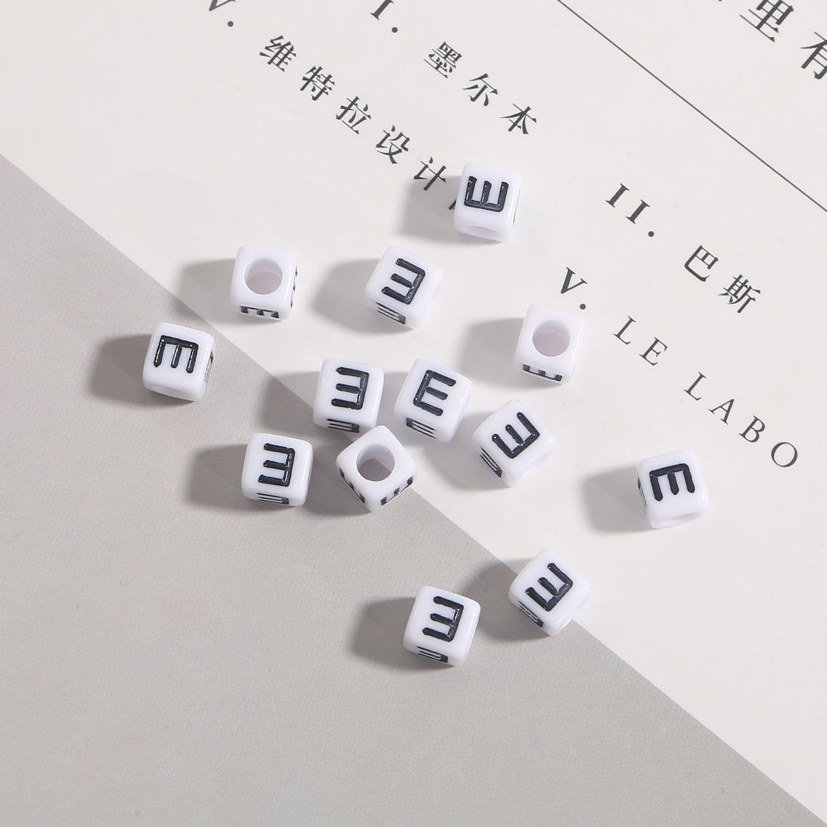 

100 шт., кубические акриловые бусины с буквами, белые бусины с алфавитом, 6 мм, граненые бусины для изготовления ювелирных изделий E