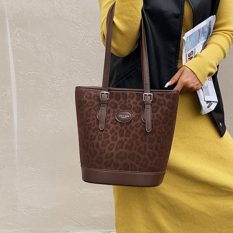 Retro bag women's large capacity 2025 new autumn and winter casual shoulder armpit bag popular commuter bucket bag this year