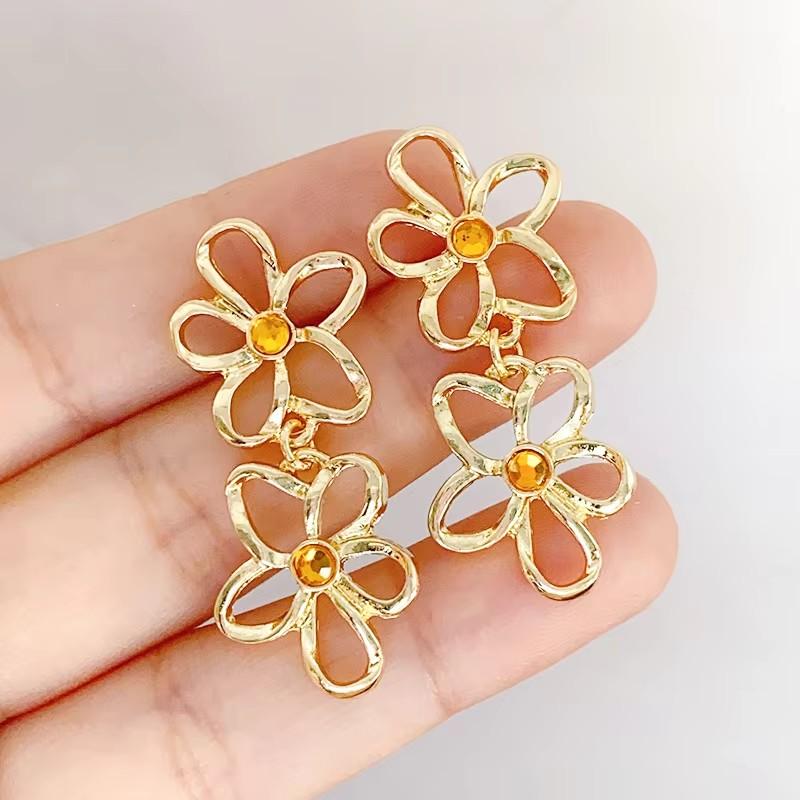 New Flower Hanging Earrings White Enamel Floral Acrylic Petals Crystal Imitation Pearl Dangle Earrings for Women brincos