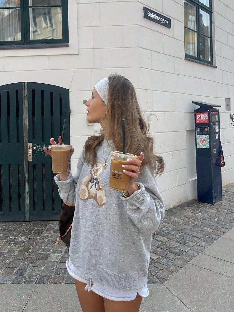 2025 Autumn/Winter Women's Casual Little Bear Sweater with Drop Shoulders and Long Sleeves.