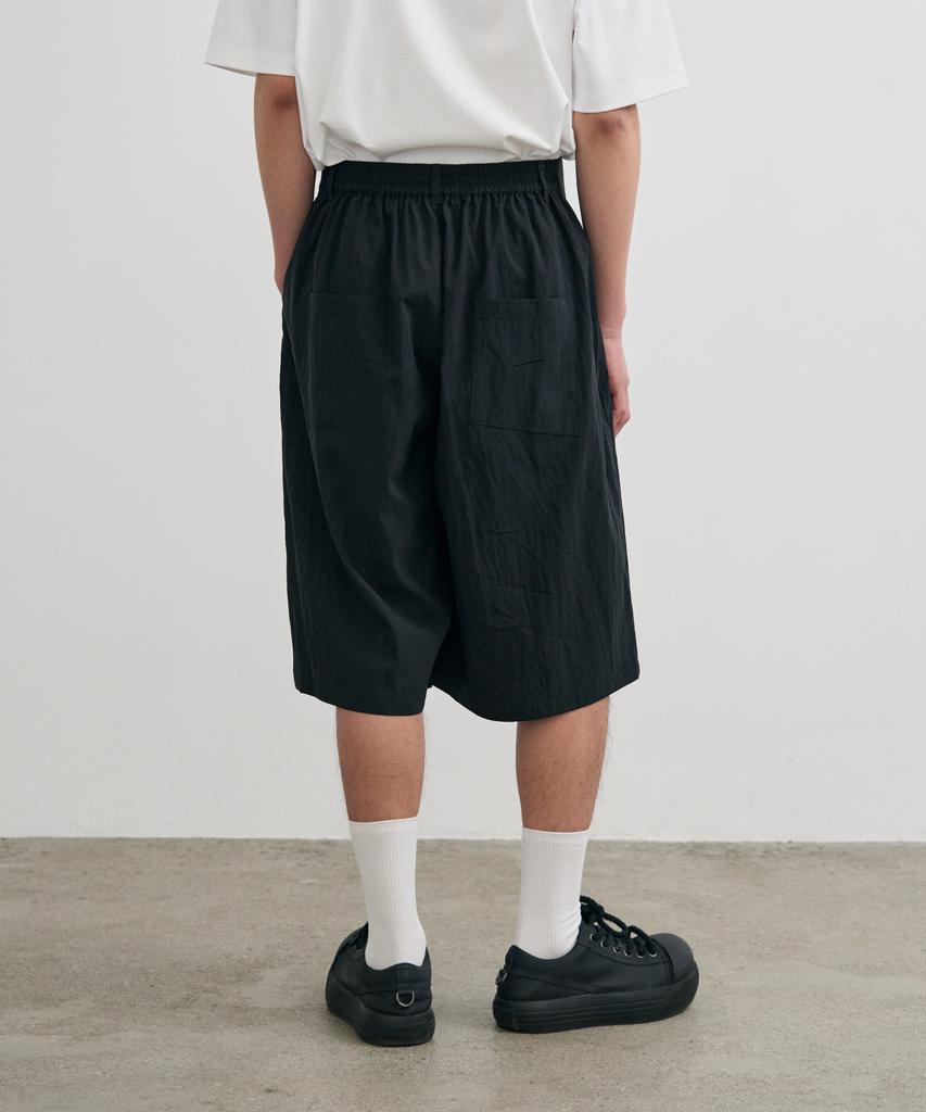 Piali Diagonal Pocket Nylon Wrinkle Bermuda Shorts (Black)