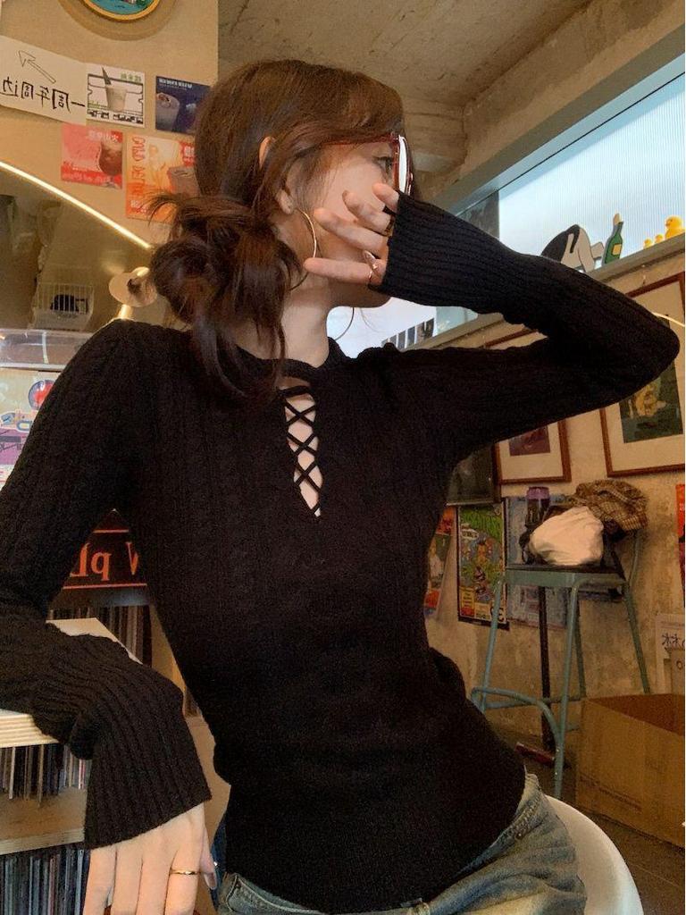 Red Sexy Hollowed-Out Long-Sleeve Knitted Sweater - Women's Retro Waist-Cinching Autumn/Winter Top