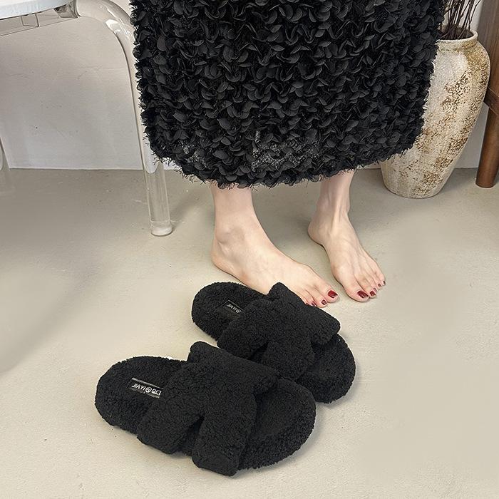 

Плюшевые тапочки на толстой подошве для женской уличной обуви 2025 осень-зима новые мягкие пушистые модные универсальные хлопковые шлепанцы 40 чёрный