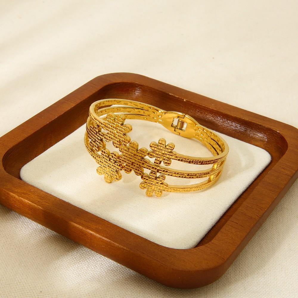 European and American light luxury retro flower spring buckle bracelet women's plated 18k gold hollow waterproof stainless steel bracelet