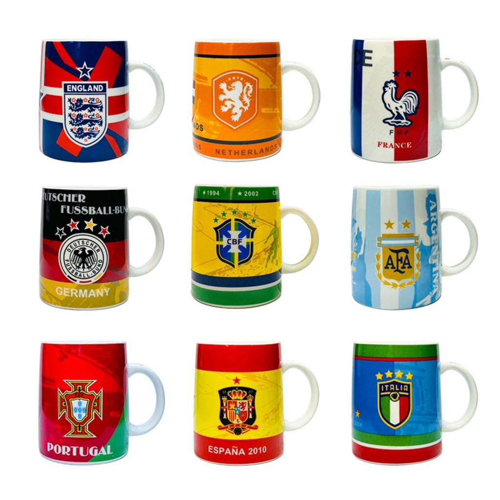 Kubek Pamiątkowy Mistrzostw Świata w Piłce Nożnej - Ceramiczny Kubek do Kawy z Nadrukiem Godła Drużyny, 350ml, Bezpieczny w Kuchence Mikrofalowej i Zmywarce, Idealny Prezent dla Fanów Piłki Nożnej