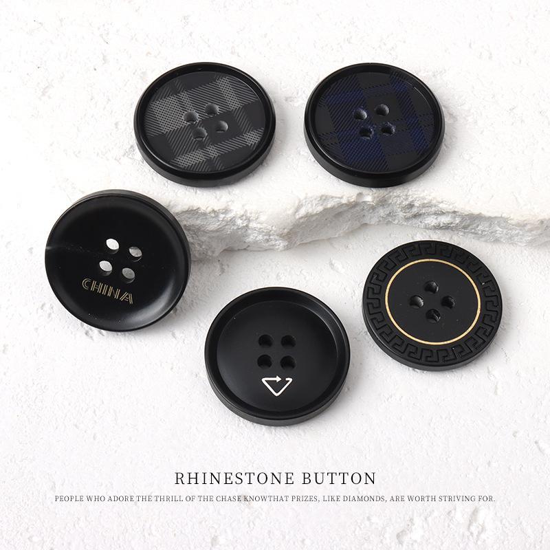 5 Stück bedruckte Harzknöpfe mit vier Ösen, High-End-Blazer, schwarzer Knopfmantel, Trenchcoat, runde Knopfaccessoires.