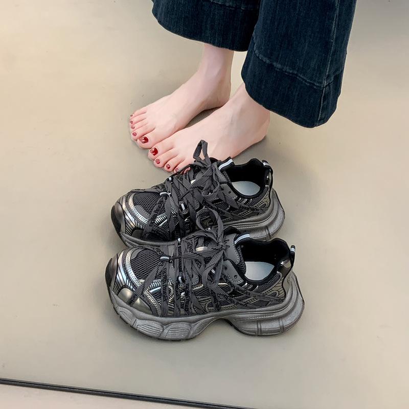 

Платформенные кроссовки для женщин 2025 новая осень черные увеличивающие рост туфли супер популярные дышащие спортивные и повседневные туфли 40