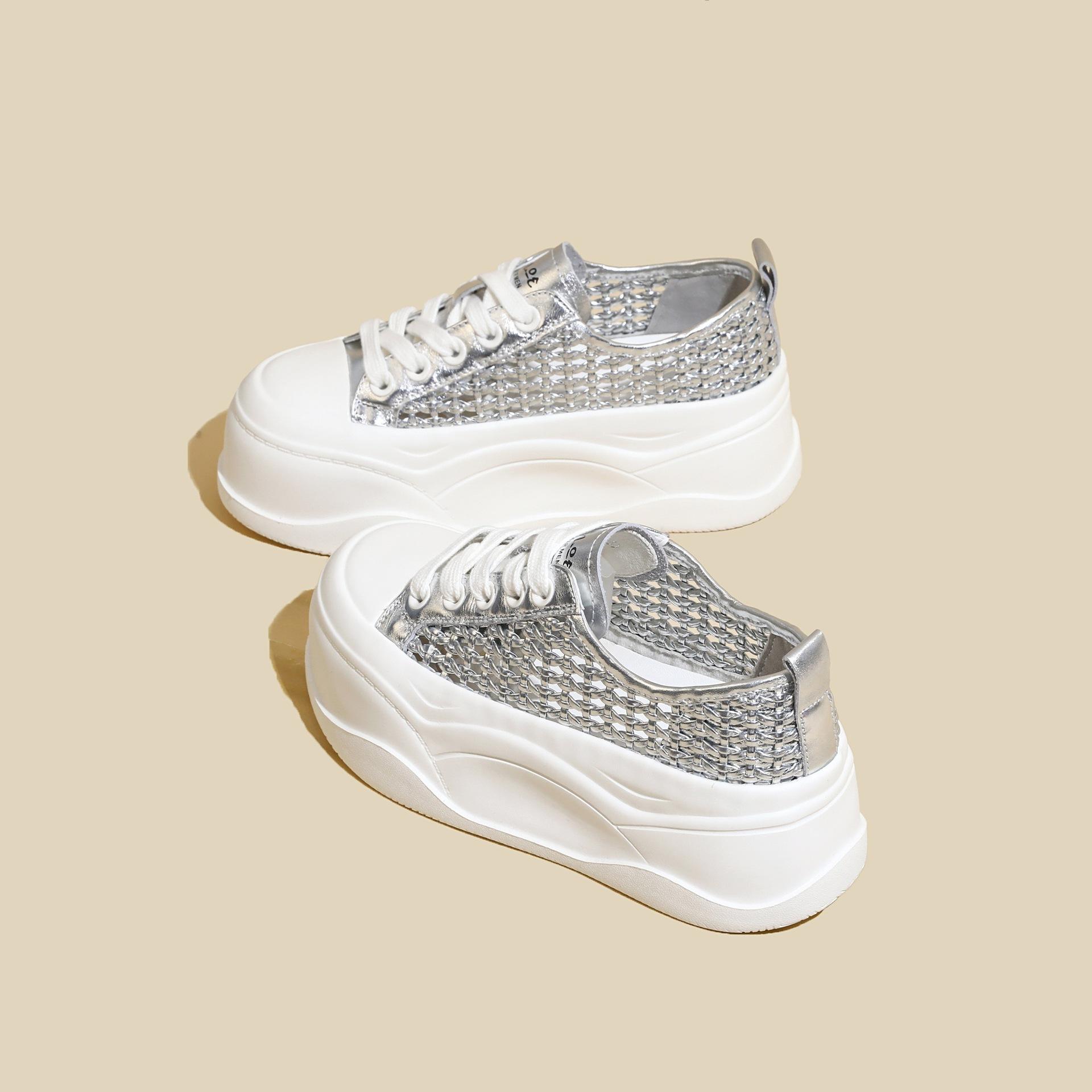 

Маленькие белые туфли на толстой подошве с увеличением высоты для женщин, летняя новинка 2025 года, маленькие туфли с увеличением высоты, легкие, плетеные, с полыми вырезами, на подошве-маффин, повседневные 40 серебряный