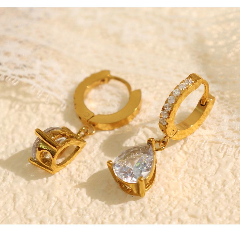 Manchettes d'Oreille Goutte d'Eau Zirconia Minimalistes Élégantes - Design Rétro Européen Américain en Acier Titane pour Femmes