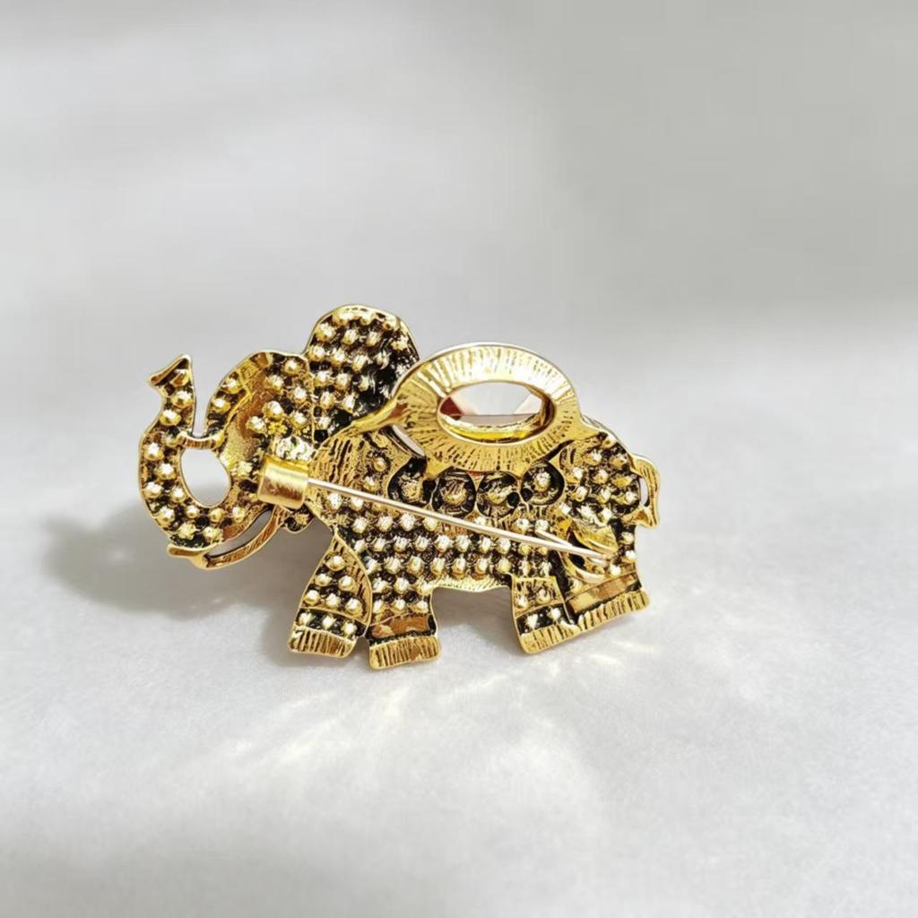 European Retro Rhinestone Elephant Brooch: Three-Dimensional Alloy Animal Pin for Fashionable Clothing Accessories