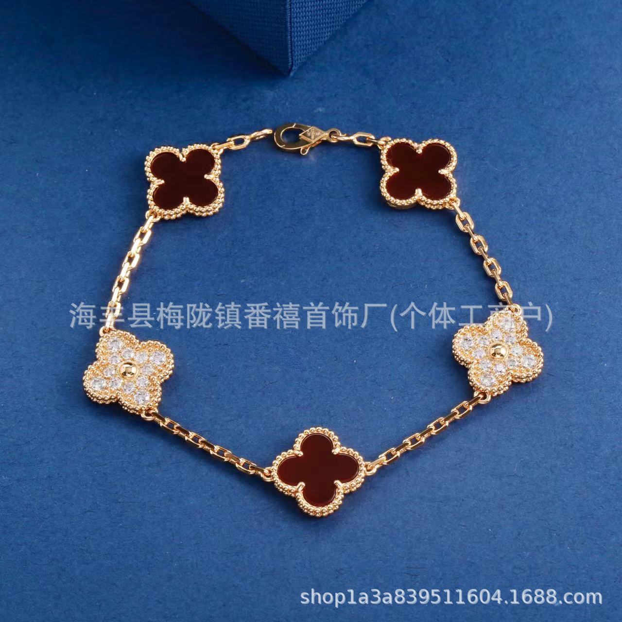 

Elegant Clover Red Agate Diamond Bracelet, 18k Gold-Plated, Perfect for New Year Gifts