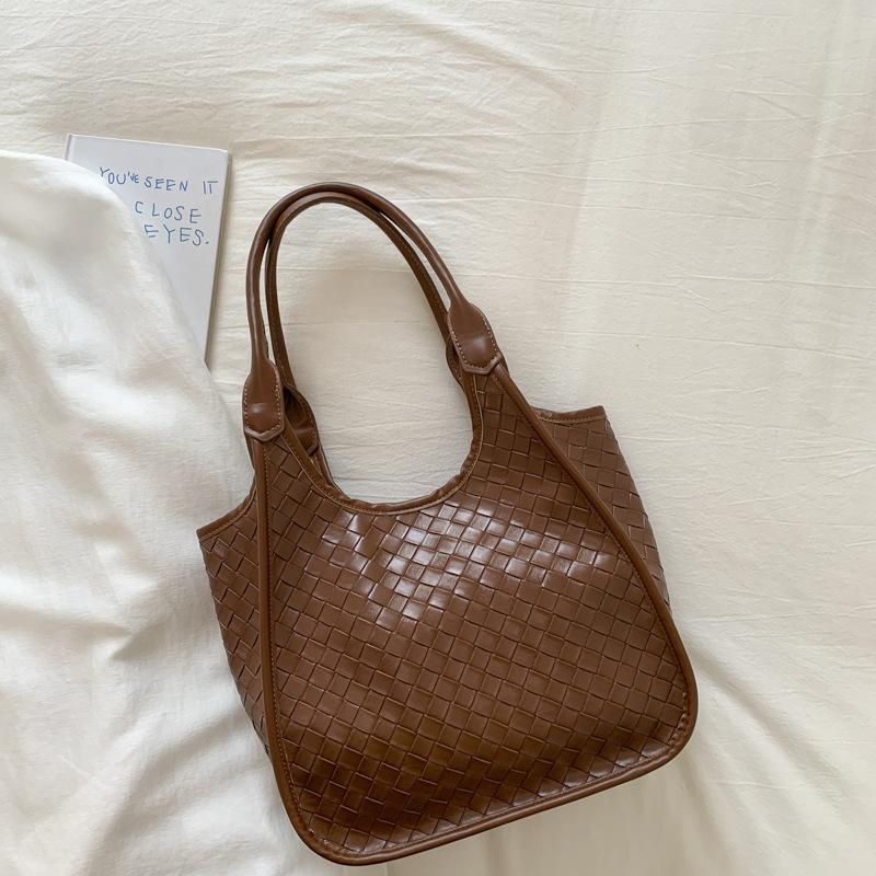 

Lazy wind fashion woven bag women s 2025 new trendy large-capacity leisure commuting simple bag shoulder tote bag коричневый